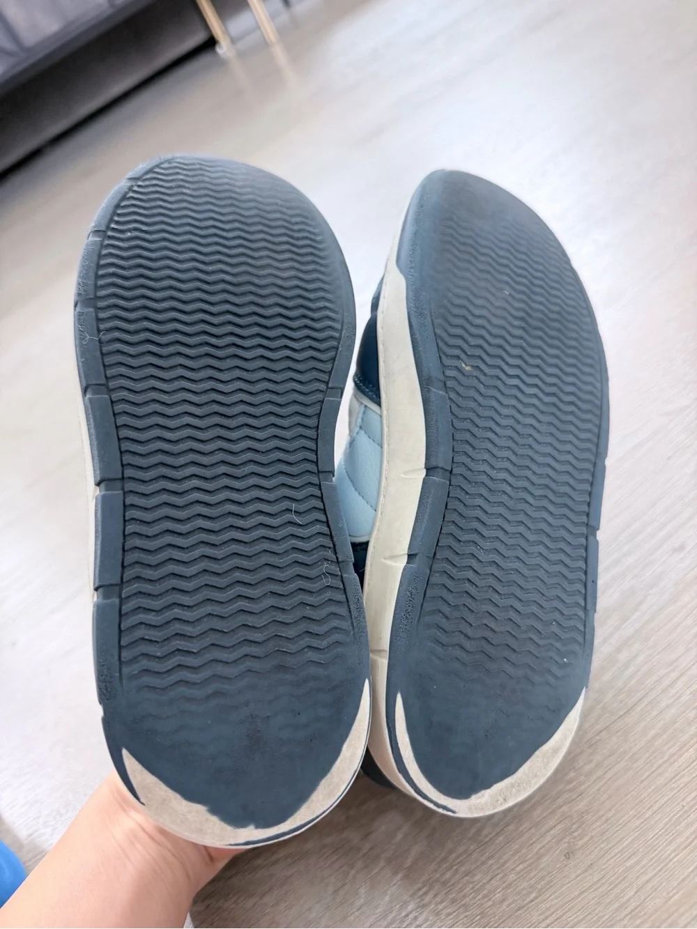 Art Class Boys White and Navy Low-Top Sneakers size 2